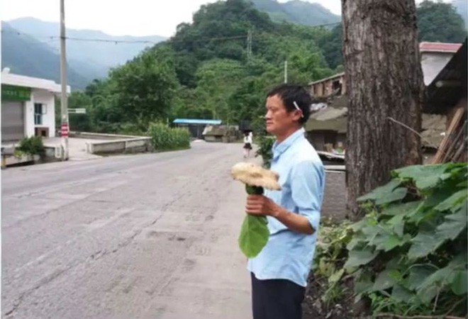 Trung Quốc: Phát hiện người đàn ông giống hệt Jack Ma rao bán nấm rừng ở ven đường - Ảnh 2.