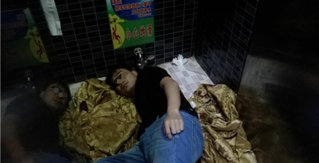 Trung Quốc: Cô gái say rượu thụt chân xuống xí xổm, lính cứu hỏa phải tới phá toa-lét mới lôi được nàng ra - Ảnh 4.