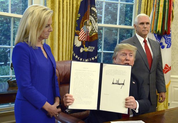 Câu chuyện đằng sau bức ảnh em bé đứng khóc bên biên giới đã góp phần khiến Tổng thống Trump ký lại sắc lệnh về người nhập cư - Ảnh 7.