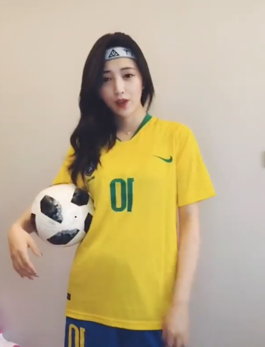 Loạt hot girl trổ tài dancer thượng thừa khi khoác áo các đội bóng dự World Cup 2018