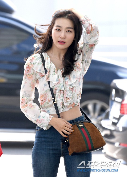 Dàn mỹ nam mỹ nữ gây sốt tại sân bay: 2 nữ thần Red Velvet lộ dấu vết lạ vì váy ngắn cũn, Suzy đẹp nhưng kém nổi bật - Ảnh 17.