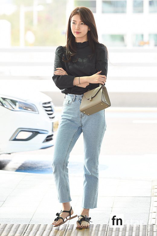 Dàn mỹ nam mỹ nữ gây sốt tại sân bay: 2 nữ thần Red Velvet lộ dấu vết lạ vì váy ngắn cũn, Suzy đẹp nhưng kém nổi bật - Ảnh 12.