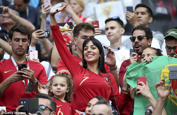 Bạn g&aacute;i Ronaldo khoe v&ograve;ng 3 n&oacute;ng bỏng tr&ecirc;n b&igrave;a tạp ch&iacute; - Ảnh 2.