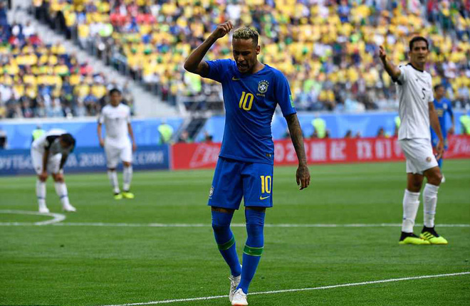 Neymar chỉ biết cười gượng khi công nghệ VAR không cho Brazil hưởng phạt đền - Ảnh 4.