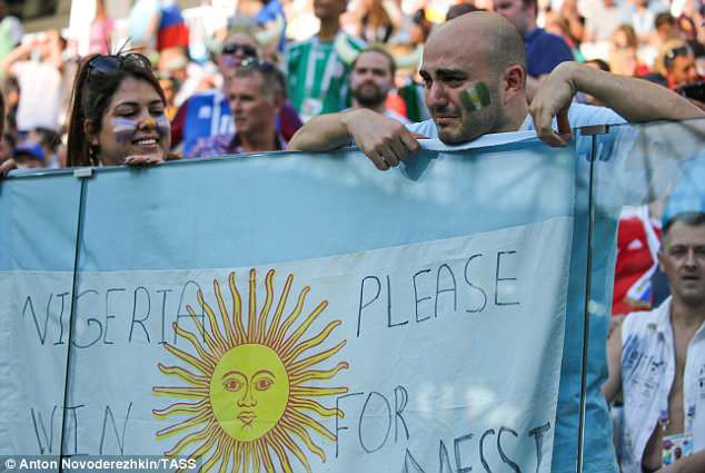 Xúc động hình ảnh CĐV Argentina khóc lóc cầu xin Nigeria đánh bại Iceland - Ảnh 1.