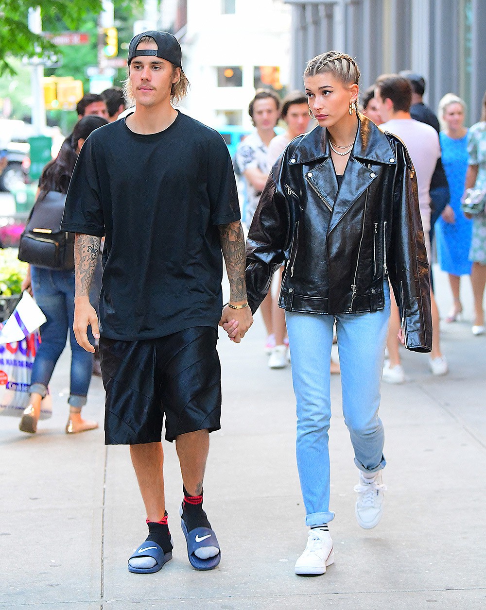 Justin Bieber vừa đụng chạm vòng 3 vừa hôn môi Hailey Baldwin tình tứ giữa phố đông người - Ảnh 2.