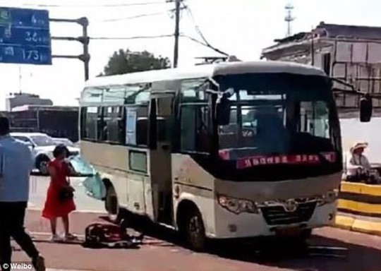 Trung Quốc: Đâm chém loạn xạ từ xe buýt xuống đường phố - Ảnh 2.