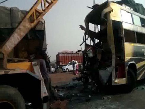 Tai nạn giao thông nghiêm trọng tại Ấn Độ làm hơn 30 người thương vong - Ảnh 1.