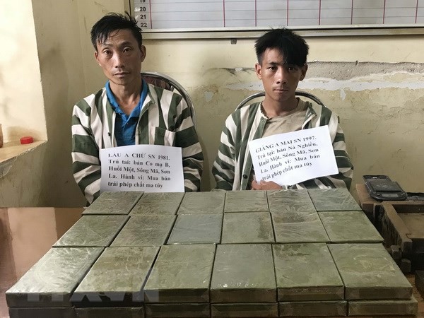 C&ocirc;ng an Sơn La bắt hai người mang theo h&agrave;ng chục b&aacute;nh heroin - Ảnh 1.