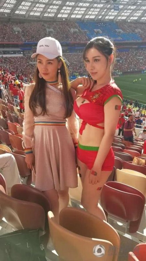Hot girl Trung Quốc gây shock khi mặc trang phục táo bạo chụp ảnh trong SVĐ World Cup - Ảnh 2.