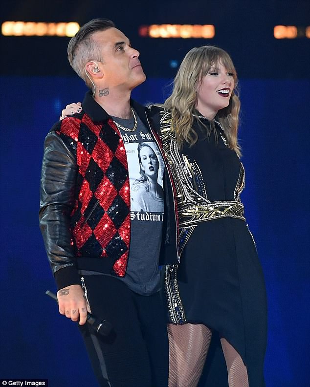 Robbie Williams bất ngờ song ca cùng Taylor Swift sau scandal giơ ngón giữa ở World Cup - Ảnh 4.