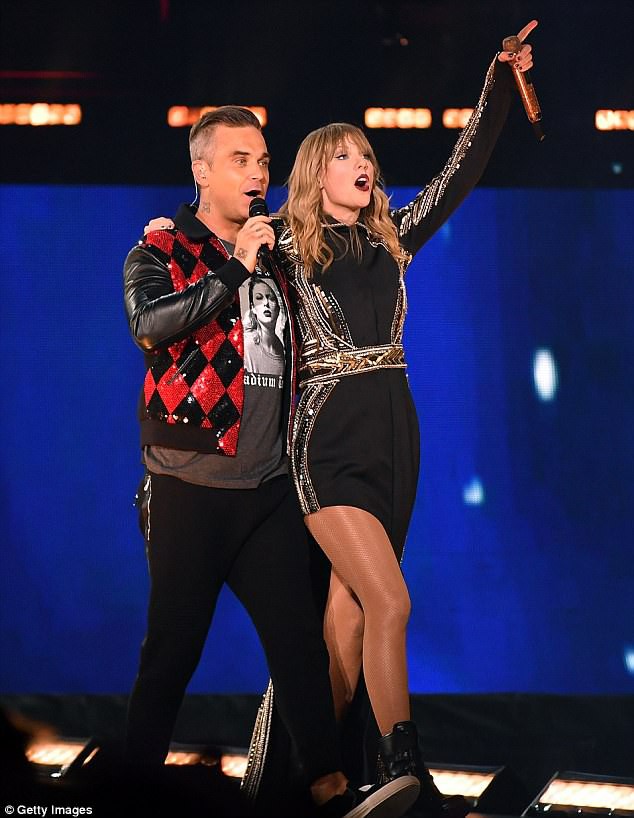 Robbie Williams bất ngờ song ca cùng Taylor Swift sau scandal giơ ngón giữa ở World Cup - Ảnh 2.