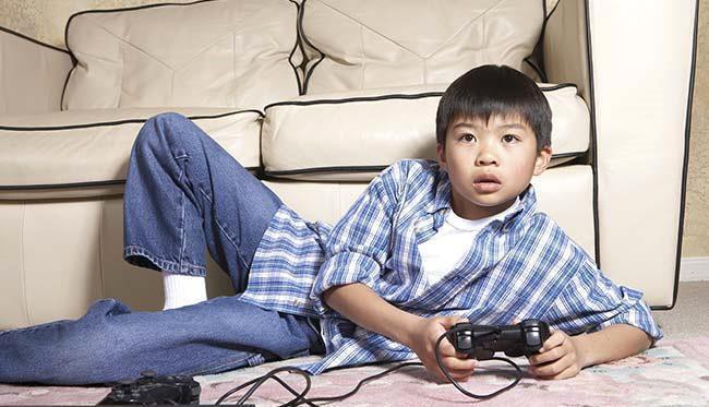 Anh: Mải chơi game đến mức quên đi vệ sinh, cậu bé 10 tuổi bị biến dạng ruột nghiêm trọng - Ảnh 1.