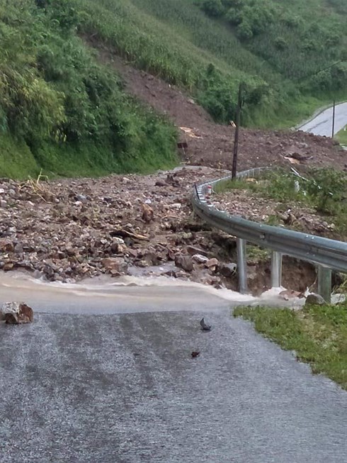 Mưa lũ tại Lào Cai: Tuyến đường sang Lai Châu bị tê liệt hoàn toàn - Ảnh 1.