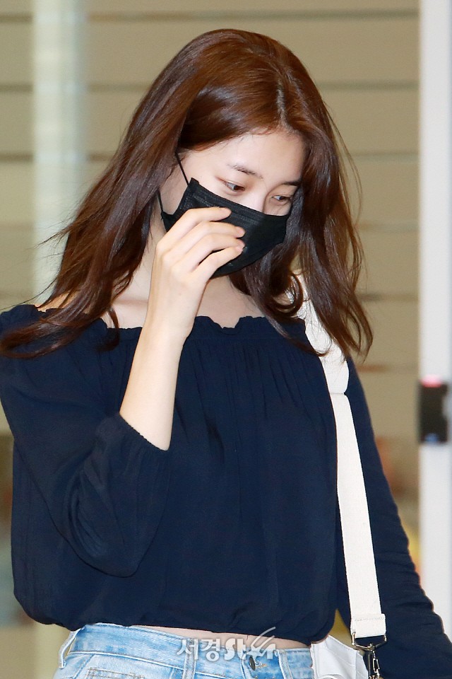 Suzy xuất hiện tại sân bay với gương mặt mộc hoàn toàn - Ảnh 4.