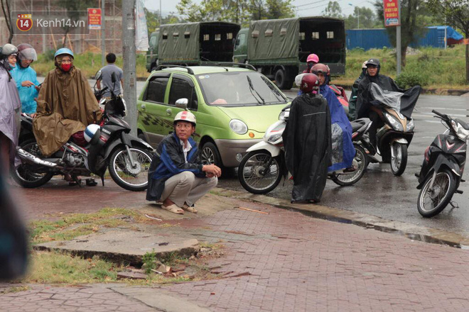 Mưa lớn tại Nghệ An, nhiều thí sinh đội mưa đến phòng thi - Ảnh 3.