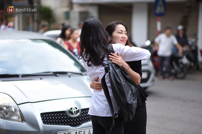 Thí sinh thi THPT QG là cảnh sát cơ động, bị thương ở tay, phải nhờ cán bộ coi thi chép bài hộ - Ảnh 7.