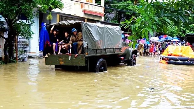 Hà Giang: Do mưa lũ lớn, lực lượng chức năng được huy động toàn lực để giúp thí sinh tới điểm thi THPT an toàn - Ảnh 2.