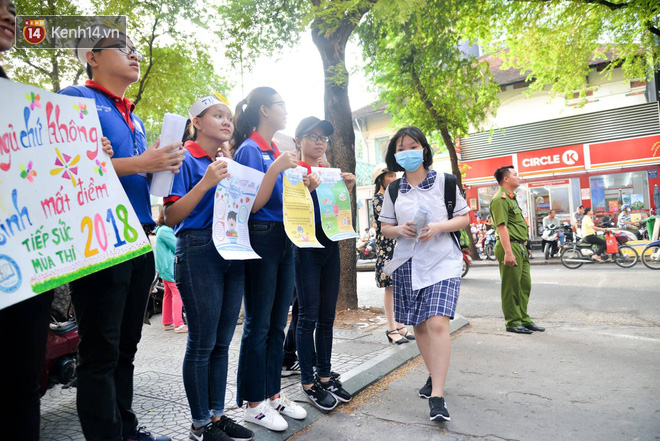 Thí sinh đang làm bài thi môn Ngữ Văn - Ảnh 13.