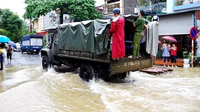 Hà Giang: Do mưa lũ lớn, lực lượng chức năng được huy động toàn lực để giúp thí sinh tới điểm thi THPT an toàn - Ảnh 3.