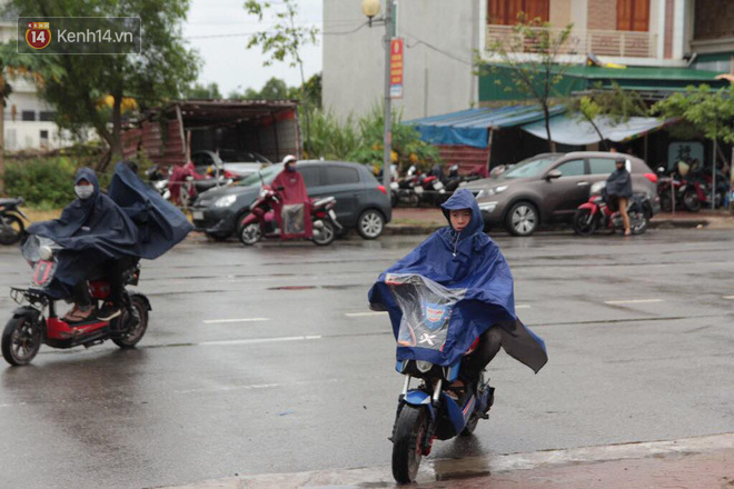 Mưa lớn tại Nghệ An, nhiều thí sinh đội mưa đến phòng thi - Ảnh 2.