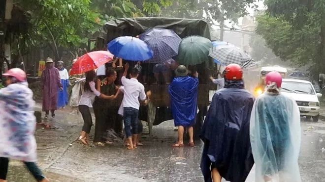 Hà Giang: Do mưa lũ lớn, lực lượng chức năng được huy động toàn lực để giúp thí sinh tới điểm thi THPT an toàn - Ảnh 4.