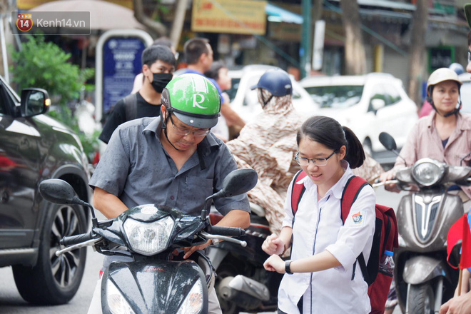 Thí sinh hoàn thành bài thi môn Toán: Người nhận xét khó, người nói phân loại được học sinh - Ảnh 25.