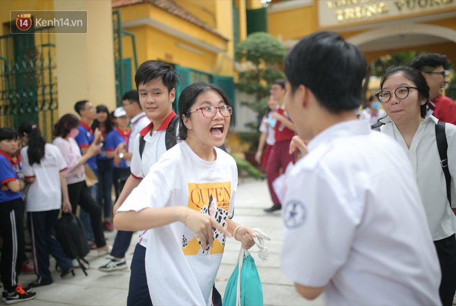 Ngày thi thứ 1: Vẫn có thí sinh mang điện thoại vào phòng, 44 thí sinh bị đình chỉ thi - Ảnh 1.