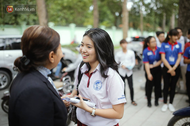 Thi cử căng thẳng là thế mà các nữ sinh Việt vẫn xinh xắn và rạng ngời trong nắng hè! - Ảnh 2.