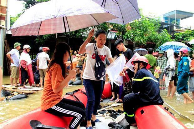 Chùm ảnh: Các sĩ tử vùng cao vượt mưa lũ đi thi THPT Quốc Gia 2018 - Ảnh 4.