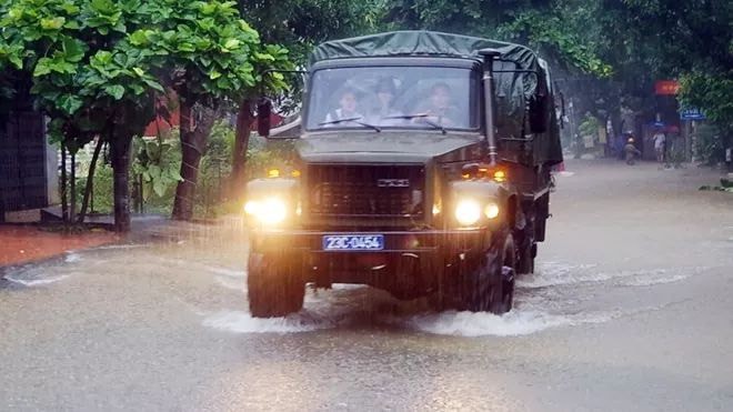 Hà Giang: Do mưa lũ lớn, lực lượng chức năng được huy động toàn lực để giúp thí sinh tới điểm thi THPT an toàn - Ảnh 8.