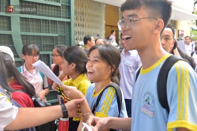 Thí sinh hoàn thành bài thi môn Toán: Người nhận xét khó, người nói phân loại được học sinh - Ảnh 32.