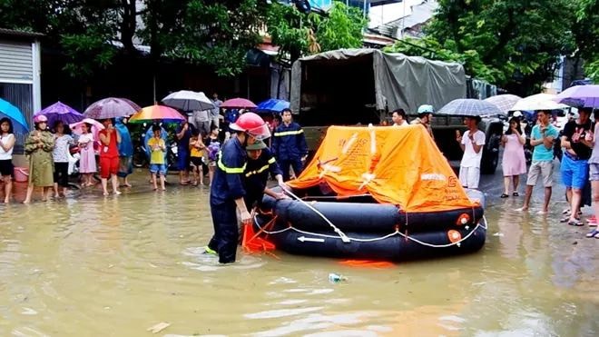 Hà Giang: Do mưa lũ lớn, lực lượng chức năng được huy động toàn lực để giúp thí sinh tới điểm thi THPT an toàn - Ảnh 9.