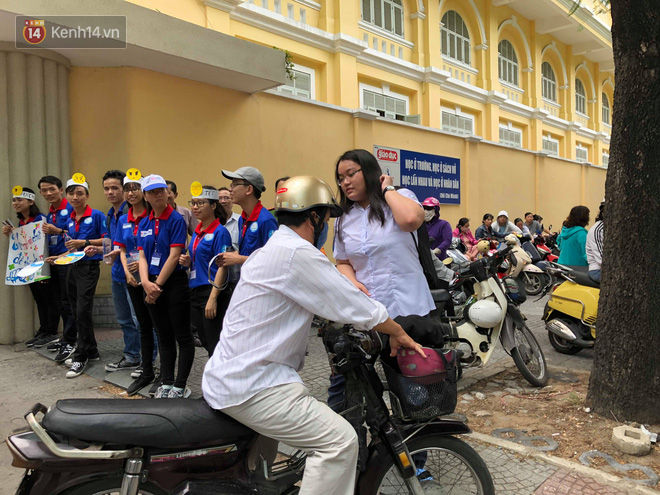 Thí sinh hoàn thành bài thi môn Toán: Người nhận xét khó, người nói phân loại được học sinh - Ảnh 36.