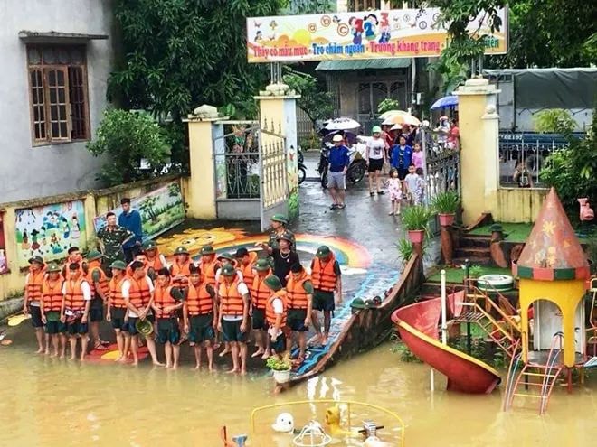 Hà Giang: Do mưa lũ lớn, lực lượng chức năng được huy động toàn lực để giúp thí sinh tới điểm thi THPT an toàn - Ảnh 10.