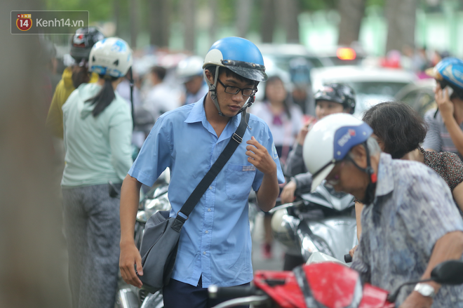 Ngày thi thứ 1: Vẫn có thí sinh mang điện thoại vào phòng, 44 thí sinh bị đình chỉ thi - Ảnh 4.