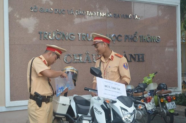 H&igrave;nh ảnh hai anh CSGT với chiếc bảng b&uacute;t thước miễn ph&iacute;, cần c&oacute; thể lấy khiến ai cũng thấy ấm &aacute;p - Ảnh 3.