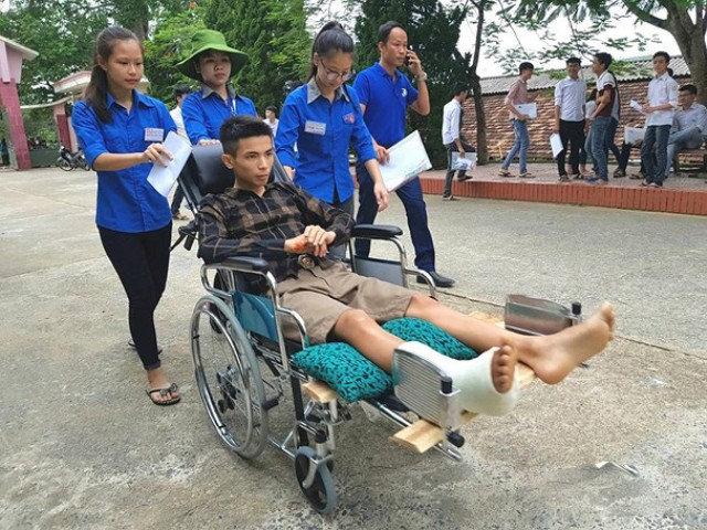 Nghệ An: Đội t&igrave;nh nguyện đến tận nh&agrave; đ&oacute;n rồi đưa th&iacute; sinh g&atilde;y ch&acirc;n v&agrave;o ph&ograve;ng thi - Ảnh 1.