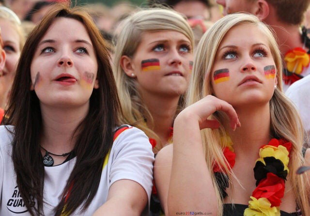 MXH tràn ngập hình ảnh của những nữ cổ động viên xinh đẹp trên khắp khán đài World Cup - Ảnh 5.