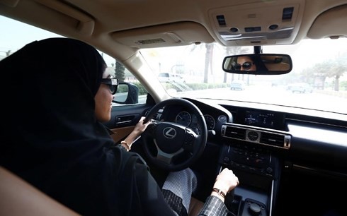 Niềm vui sướng tột độ của phụ nữ Saudi Arabia được chính thức lái ô tô - Ảnh 2.