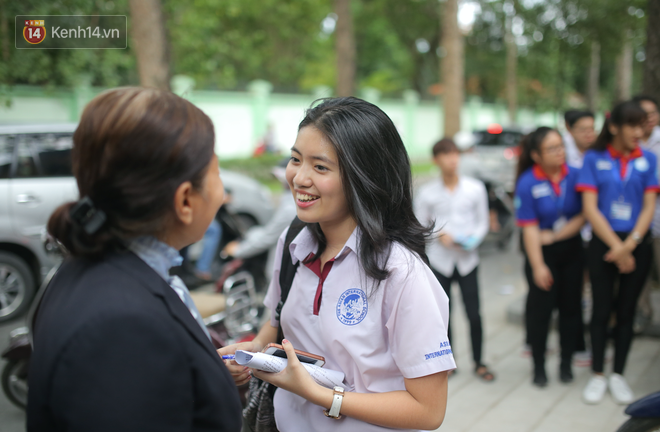 Thí sinh hoàn thành bài thi môn Toán: Người nhận xét khó, người nói phân loại được học sinh - Ảnh 43.