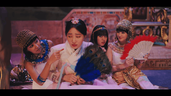 MOMOLAND diện áo dài Việt Nam trong MV comeback, ca khúc mới bị chê một màu - Ảnh 2.