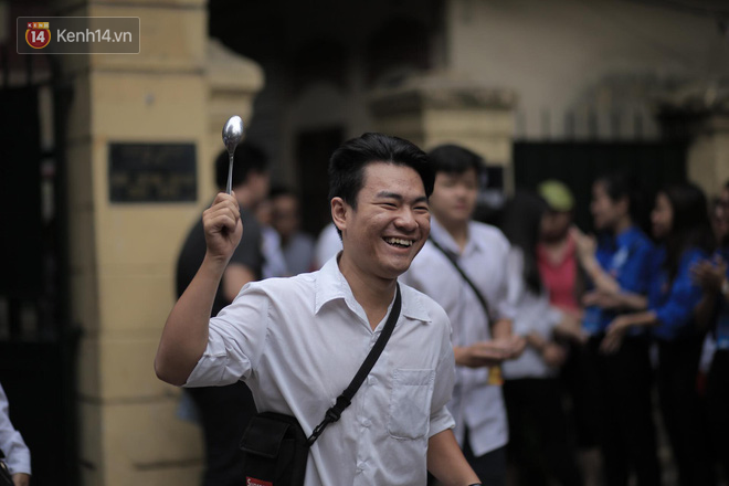 Đã kết thúc thời gian làm bài môn Ngoại ngữ, sĩ tử mang theo chiếc thìa nổi nhất hôm nay! - Ảnh 1. Đã kết thúc thời gian làm bài môn Ngoại ngữ, sĩ tử mang theo chiếc thìa nổi nhất hôm nay! - Ảnh 1.