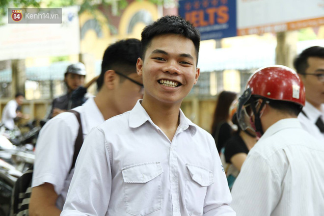 Đã kết thúc thời gian làm bài môn Ngoại ngữ, sĩ tử mang theo chiếc thìa nổi nhất hôm nay! - Ảnh 6. Đã kết thúc thời gian làm bài môn Ngoại ngữ, sĩ tử mang theo chiếc thìa nổi nhất hôm nay! - Ảnh 6.