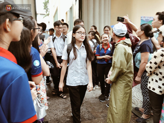 Đã kết thúc thời gian làm bài môn Ngoại ngữ, sĩ tử mang theo chiếc thìa nổi nhất hôm nay! - Ảnh 21. Đã kết thúc thời gian làm bài môn Ngoại ngữ, sĩ tử mang theo chiếc thìa nổi nhất hôm nay! - Ảnh 21.