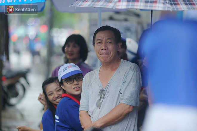 Đã kết thúc thời gian làm bài môn Ngoại ngữ, sĩ tử mang theo chiếc thìa nổi nhất hôm nay! - Ảnh 32. Đã kết thúc thời gian làm bài môn Ngoại ngữ, sĩ tử mang theo chiếc thìa nổi nhất hôm nay! - Ảnh 32.