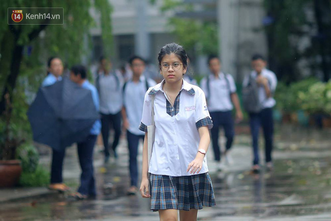 Đã kết thúc thời gian làm bài môn Ngoại ngữ, sĩ tử mang theo chiếc thìa nổi nhất hôm nay! - Ảnh 30. Đã kết thúc thời gian làm bài môn Ngoại ngữ, sĩ tử mang theo chiếc thìa nổi nhất hôm nay! - Ảnh 30.