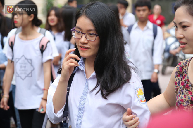 Đã kết thúc thời gian làm bài môn Ngoại ngữ, sĩ tử mang theo chiếc thìa nổi nhất hôm nay! - Ảnh 3. Đã kết thúc thời gian làm bài môn Ngoại ngữ, sĩ tử mang theo chiếc thìa nổi nhất hôm nay! - Ảnh 3.