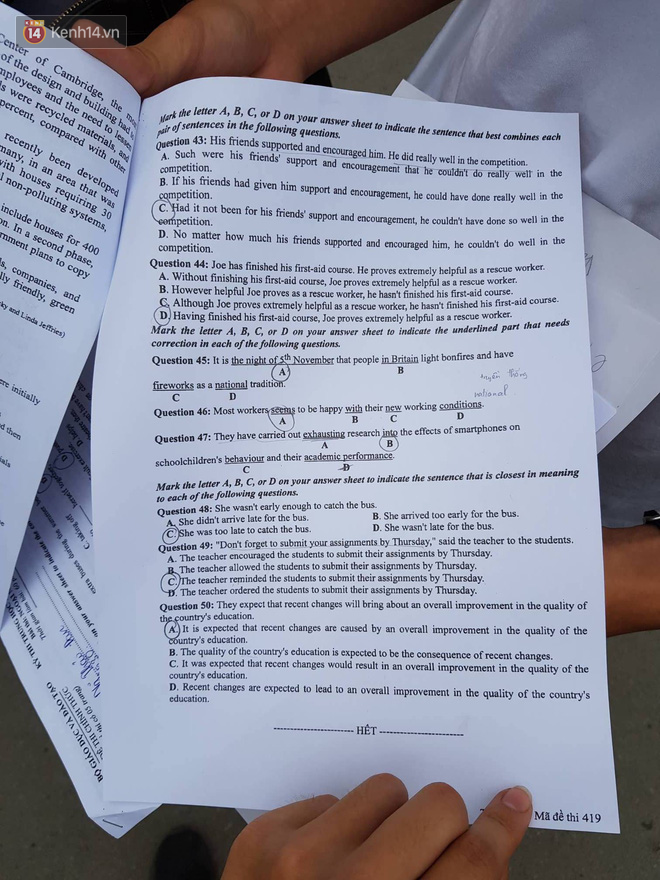 Đề thi Tiếng Anh: Nhiều câu rất khó, thí sinh khóc vì sợ bị điểm liệt 0, 1 - Ảnh 5.