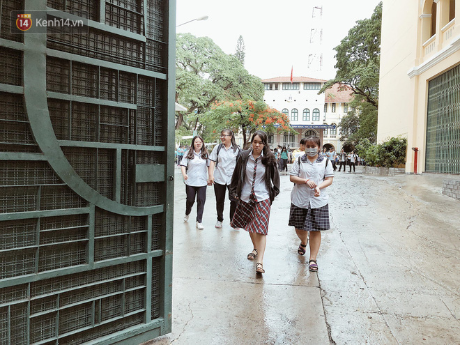 Đã kết thúc thời gian làm bài môn Ngoại ngữ, sĩ tử mang theo chiếc thìa nổi nhất hôm nay! - Ảnh 20. Đã kết thúc thời gian làm bài môn Ngoại ngữ, sĩ tử mang theo chiếc thìa nổi nhất hôm nay! - Ảnh 20.